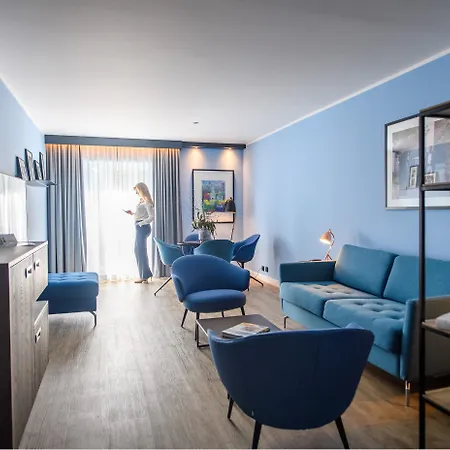By Ihg