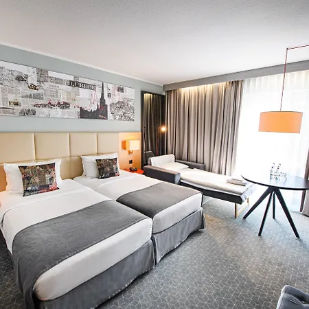 מלון By Ihg 4*