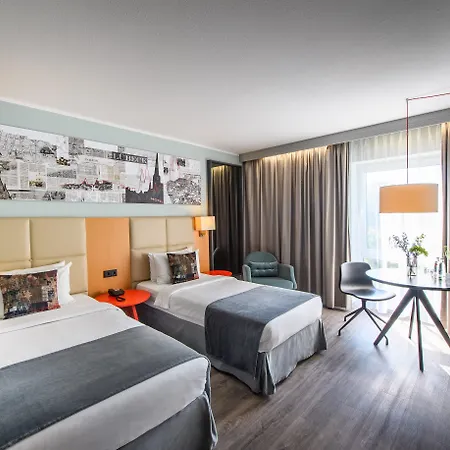 מלון By Ihg 4*